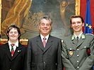 Bundespräsident Fischer mit Christian Hofer, l., und Werner Schlager. (Bild öffnet sich in einem neuen Fenster)