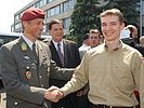 Oberst Gerhard Eckelsberger gratuliert Zugsführer Werner Schlager 2003 zum Weltmeistertitel im Tischtennis