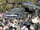 Tausende wollten einen Blick auf Black Hawk ... (Bild öffnet sich in einem neuen Fenster)