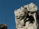...zeigen die Soldaten den Besuchern, wie man im Fels klettert. (Bild öffnet sich in einem neuen Fenster)