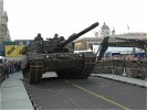 Der Kampfpanzer Leopard A2 zeigte die Belastbarkeit der Pionierbrücke 2000. (Bild öffnet sich in einem neuen Fenster)