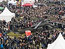 Menschenmengen um den S-70 "Black Hawk" des Heeres. (Bild öffnet sich in einem neuen Fenster)
