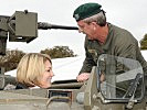 Eine "neue Panzerfahrerin" wird von Vizeleutnant Weigl instruiert. (Bild öffnet sich in einem neuen Fenster)