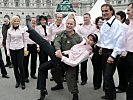 Oberstleutnant Koutnik mit den Damen und Herren der Tanzschule Scheicher. (Bild öffnet sich in einem neuen Fenster)