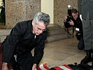 Präsident Fischer legt den Kranz am Grab des unbekannten Soldaten nieder. (Bild öffnet sich in einem neuen Fenster)
