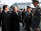 Bundespräsident Fischer wird von Militärkommandant Schmidseder begrüßt. (Bild öffnet sich in einem neuen Fenster)