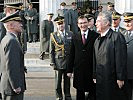 Schmidseder, l., mit Minister Darabos und Präsident Fischer. (Bild öffnet sich in einem neuen Fenster)