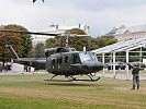 Punktgenau landet die Agusta Bell 212 auf dem Heldenplatz. (Bild öffnet sich in einem neuen Fenster)