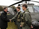 Norbert Darabos begrüßt die Hubschrauberpiloten. (Bild öffnet sich in einem neuen Fenster)