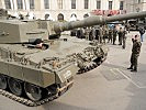 Der Kampfpanzer Leopard wird in seine Position gebracht. (Bild öffnet sich in einem neuen Fenster)