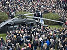 Menschenmengen um den S-70 "Black Hawk" des Bundesheeres. (Bild öffnet sich in einem neuen Fenster)