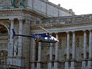 Der OH 58 "Kiowa" kurz vor seiner Landung vor der Nationalbibliothek. (Bild öffnet sich in einem neuen Fenster)