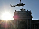 Der AB 212 Hubschrauber schwebt über der Nationalbibliothek ... (Bild öffnet sich in einem neuen Fenster)