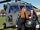 Auch die Mädchen aus Ungarn waren von den S-70 Hubschraubern beeindruckt. (Bild öffnet sich in einem neuen Fenster)