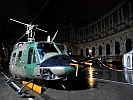 Der Hubschrauber Agusta Bell 212 vor der Nationalbibliothek. (Bild öffnet sich in einem neuen Fenster)
