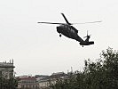 Laubaufwirbelnd landeteten die Hubschrauber am Heldenplatz. (Bild öffnet sich in einem neuen Fenster)