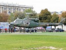 Die Agusta Bell 212 setzt vor dem Pressezentrum am Heldenplatz auf. (Bild öffnet sich in einem neuen Fenster)