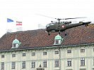 Die "Alouette" III schwebt an der Hofburg vorbei. (Bild öffnet sich in einem neuen Fenster)