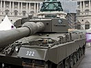 Schweres Gerät, der Kampfpanzer "Leopard", vor dem Prinz Eugen-Denkmal. (Bild öffnet sich in einem neuen Fenster)