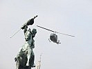 Die Agusta Bell 212 schwebt über dem Erzherzog-Karl-Denkmal... (Bild öffnet sich in einem neuen Fenster)
