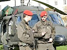 Soldaten bewachen die Hubschrauber rund um die Uhr. (Bild öffnet sich in einem neuen Fenster)