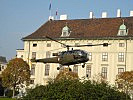 Die "Alouette III" schwebt an der Hofburg vorbei... (Bild öffnet sich in einem neuen Fenster)
