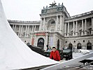 Die letzten Zelte werden vor der Hofburg aufgestellt. (Bild öffnet sich in einem neuen Fenster)