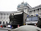 Milizsoldaten beim Abladen eines Heeres-LKWs vor der Hofburg. (Bild öffnet sich in einem neuen Fenster)