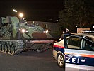 Dank Polizei und Militärstreife konnte sich die Panzerkolonne... (Bild öffnet sich in einem neuen Fenster)