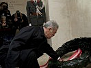 Bundespräsident Heinz Fischer bei der Kranzniederlegung... (Bild öffnet sich in einem neuen Fenster)