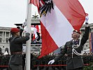 Flaggenhisser zogen die Bundesdienstflagge auf. (Bild öffnet sich in einem neuen Fenster)