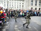 Die Klagenfurter Soldaten demonstrieren einen Zugriff auf Terroristen. (Bild öffnet sich in einem neuen Fenster)