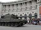 Der Kampfpanzer "Leopard" fährt zur Unterstützung in Stellung. (Bild öffnet sich in einem neuen Fenster)