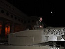 Der Kampfpanzer "Leopard" nach dem Passieren des Burgtores. (Bild öffnet sich in einem neuen Fenster)