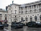 Die Panzerflotte der Streitkräfte steht vor der Wiener Hofburg. (Bild öffnet sich in einem neuen Fenster)