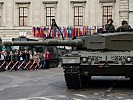 Besucher beim Kampfpanzer "Leopard" 2A4. (Bild öffnet sich in einem neuen Fenster)