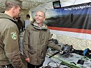 Gebirgssoldaten aus Westösterreich präsentieren ihre Ausrüstung. (Bild öffnet sich in einem neuen Fenster)