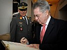 ...und Bundespräsident Heinz Fischer beim Eintrag ins Krypta-Buch. (Bild öffnet sich in einem neuen Fenster)