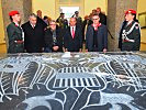 Minister Klug mit Vertretern der Opferverbände. (Bild öffnet sich in einem neuen Fenster)