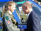 Verteidigungsminister Gerald Klug begrüßt persönlich die Pilotinnen... (Bild öffnet sich in einem neuen Fenster)