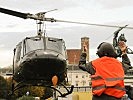 Ein Agusta Bell 212-Helikopter wird am vorgesehenen Platz eingewiesen. (Bild öffnet sich in einem neuen Fenster)