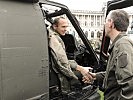 Brigadier Wagner begrüßt die Hubschrauber-Besatzungen am Heldenplatz. (Bild öffnet sich in einem neuen Fenster)