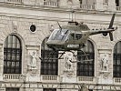 Die OH-58-Maschine schwebt vor der Wiener Hofburg. (Bild öffnet sich in einem neuen Fenster)