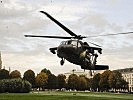 Ein S-70 "Black Hawk"-Hubschrauber landet am Wiener Heldenplatz. (Bild öffnet sich in einem neuen Fenster)