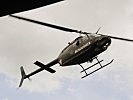 Im Anflug auf den Wiener Heldenplatz - ein OH-58 Helikopter. (Bild öffnet sich in einem neuen Fenster)