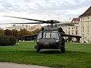 Nach perfekter Landung steht der "Black Hawk"-Hubschrauber am Heldenplatz. (Bild öffnet sich in einem neuen Fenster)