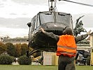 Die Helikopter-Crew weist punktgenau einen AB 212-Hubschrauber ein. (Bild öffnet sich in einem neuen Fenster)