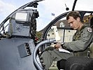"Alouette"-Pilot Hauptmann Siegfried Putz schließt seinen Flugbefehl ab. (Bild öffnet sich in einem neuen Fenster)