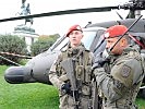 Gardesoldaten bewachen seit Montag den "Black Hawk"-Hubschrauber. (Bild öffnet sich in einem neuen Fenster)