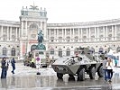 Position erreicht: Der Radpanzer steht vor der Wiener Hofburg. (Bild öffnet sich in einem neuen Fenster)